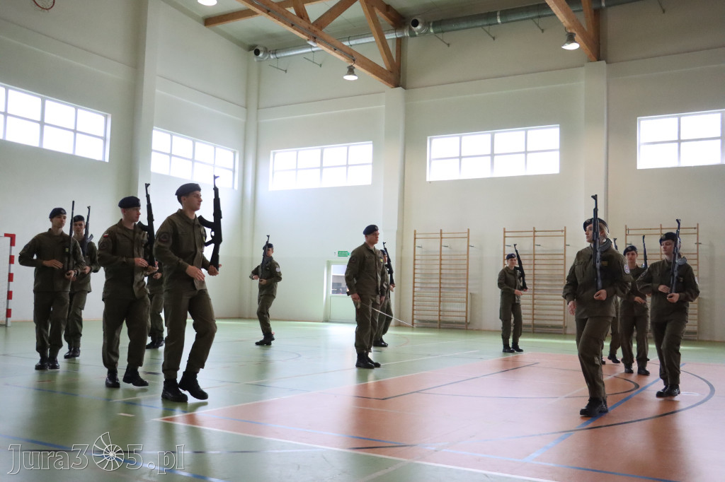 Fotorelacja: Pokaz Musztry Paradnej w wykonaniu uczniów Kwiatkowskiego w Myszkowie