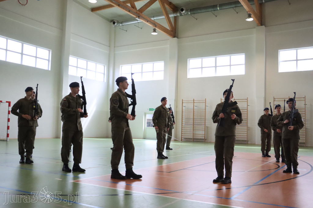 Fotorelacja: Pokaz Musztry Paradnej w wykonaniu uczniów Kwiatkowskiego w Myszkowie