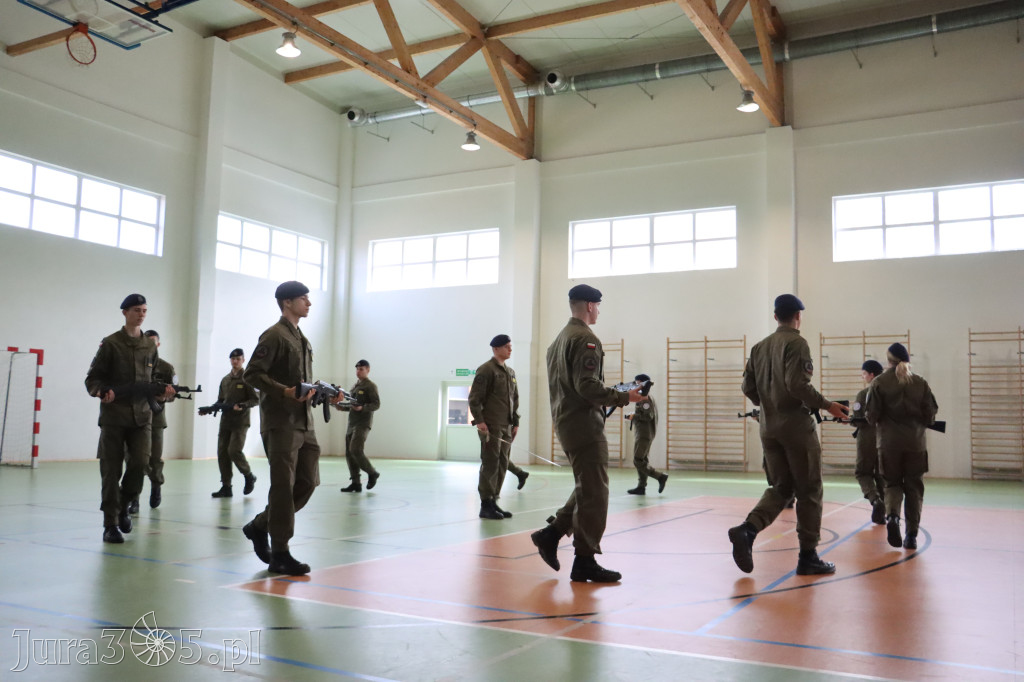 Fotorelacja: Pokaz Musztry Paradnej w wykonaniu uczniów Kwiatkowskiego w Myszkowie