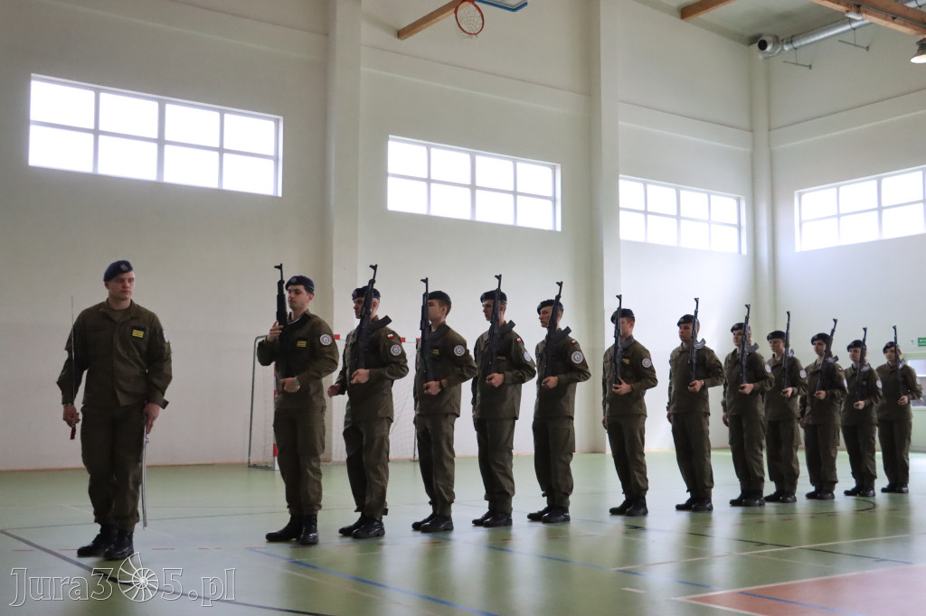 Fotorelacja: Pokaz Musztry Paradnej w wykonaniu uczniów Kwiatkowskiego w Myszkowie