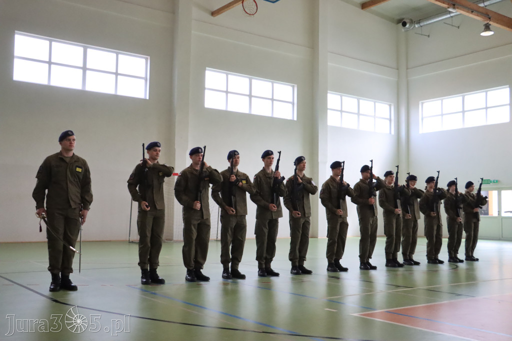 Fotorelacja: Pokaz Musztry Paradnej w wykonaniu uczniów Kwiatkowskiego w Myszkowie
