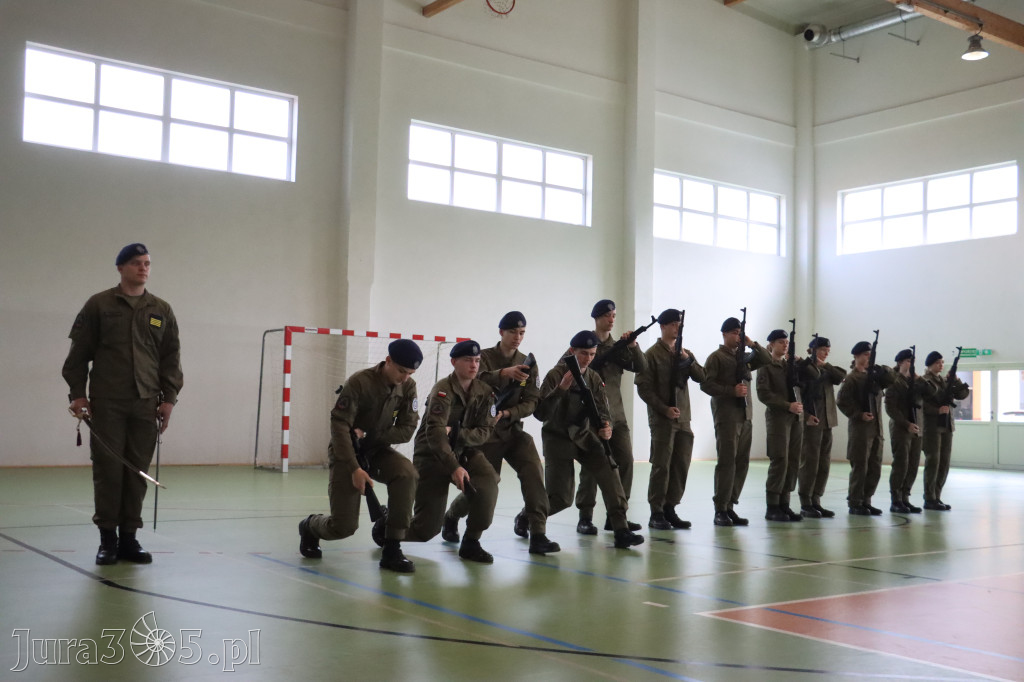 Fotorelacja: Pokaz Musztry Paradnej w wykonaniu uczniów Kwiatkowskiego w Myszkowie