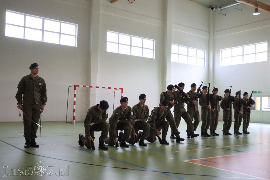 Fotorelacja: Pokaz Musztry Paradnej w wykonaniu uczniów Kwiatkowskiego w Myszkowie