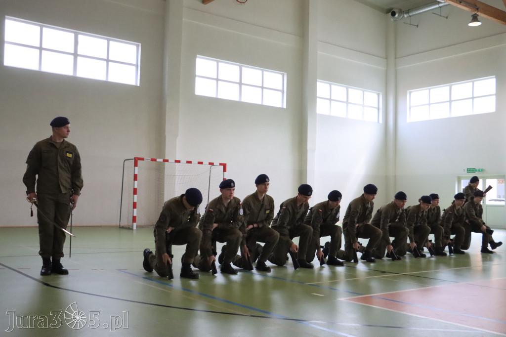 Fotorelacja: Pokaz Musztry Paradnej w wykonaniu uczniów Kwiatkowskiego w Myszkowie