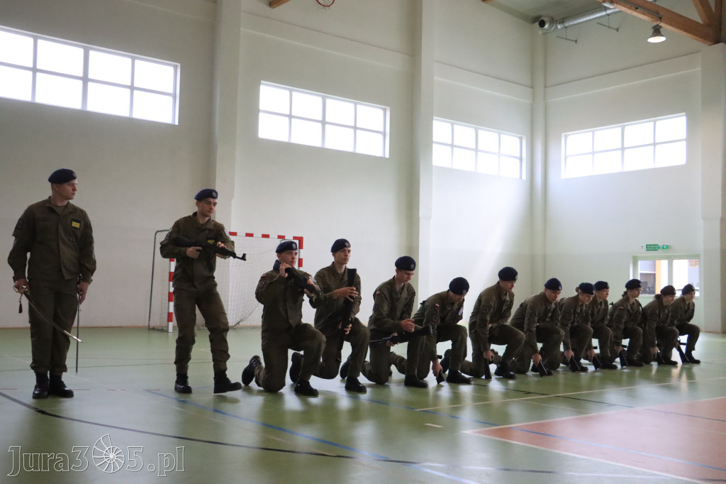 Fotorelacja: Pokaz Musztry Paradnej w wykonaniu uczniów Kwiatkowskiego w Myszkowie