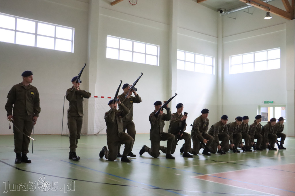 Fotorelacja: Pokaz Musztry Paradnej w wykonaniu uczniów Kwiatkowskiego w Myszkowie