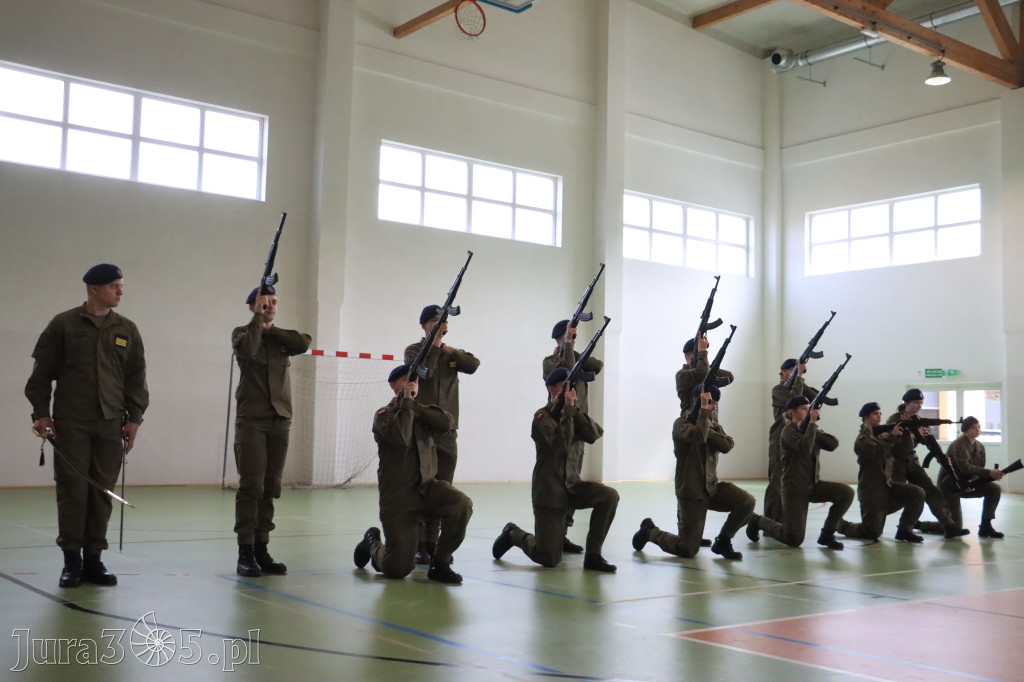 Fotorelacja: Pokaz Musztry Paradnej w wykonaniu uczniów Kwiatkowskiego w Myszkowie