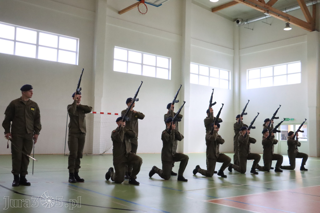 Fotorelacja: Pokaz Musztry Paradnej w wykonaniu uczniów Kwiatkowskiego w Myszkowie