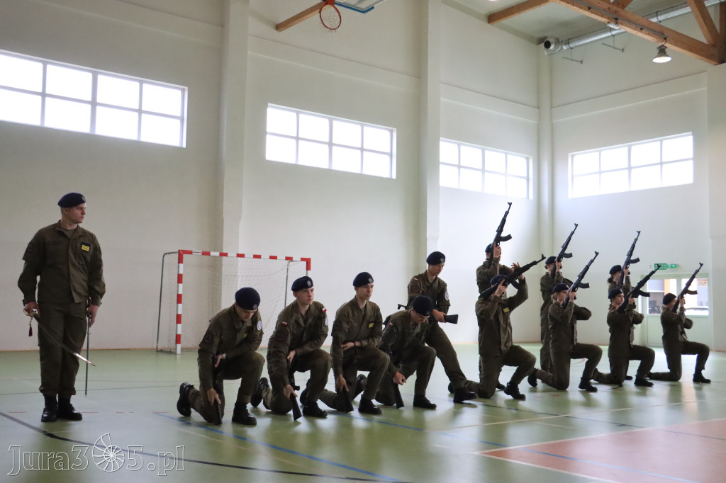 Fotorelacja: Pokaz Musztry Paradnej w wykonaniu uczniów Kwiatkowskiego w Myszkowie