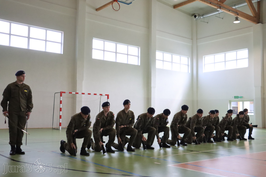 Fotorelacja: Pokaz Musztry Paradnej w wykonaniu uczniów Kwiatkowskiego w Myszkowie