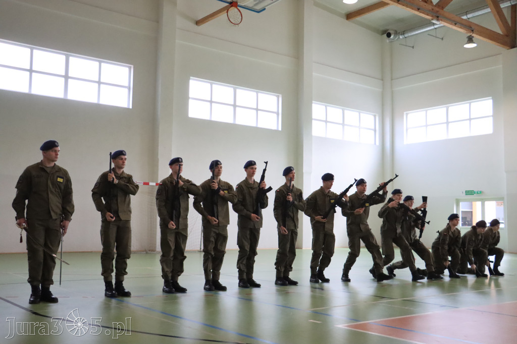 Fotorelacja: Pokaz Musztry Paradnej w wykonaniu uczniów Kwiatkowskiego w Myszkowie