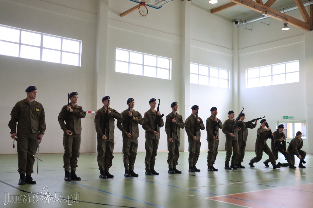 Fotorelacja: Pokaz Musztry Paradnej w wykonaniu uczniów Kwiatkowskiego w Myszkowie