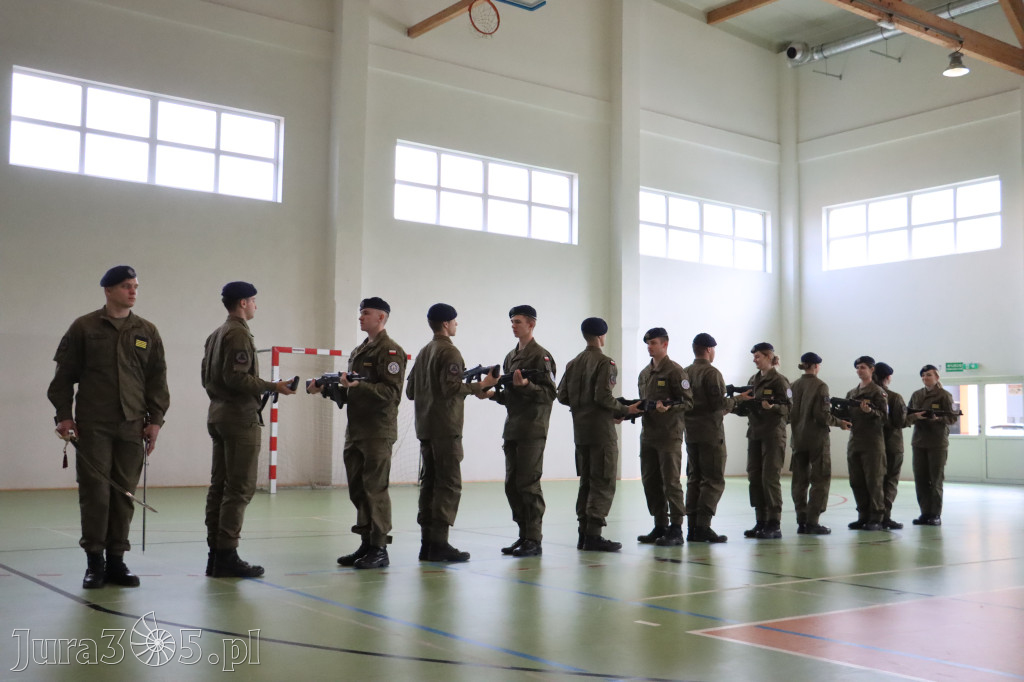 Fotorelacja: Pokaz Musztry Paradnej w wykonaniu uczniów Kwiatkowskiego w Myszkowie