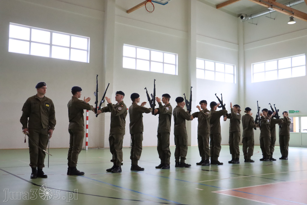 Fotorelacja: Pokaz Musztry Paradnej w wykonaniu uczniów Kwiatkowskiego w Myszkowie