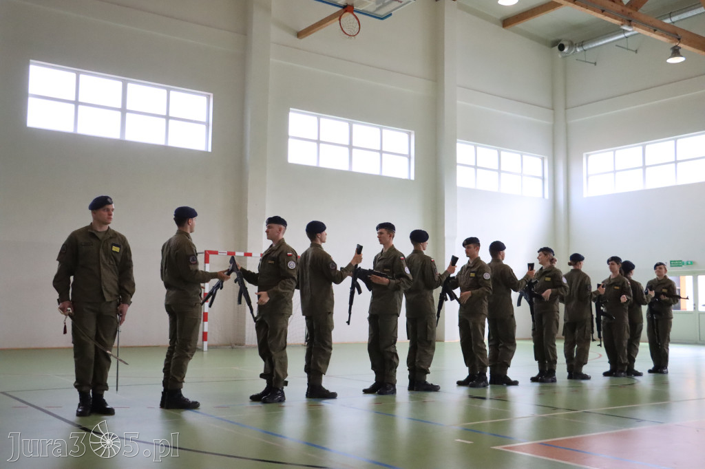 Fotorelacja: Pokaz Musztry Paradnej w wykonaniu uczniów Kwiatkowskiego w Myszkowie