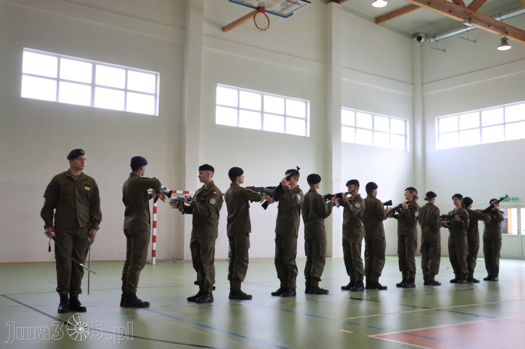Fotorelacja: Pokaz Musztry Paradnej w wykonaniu uczniów Kwiatkowskiego w Myszkowie