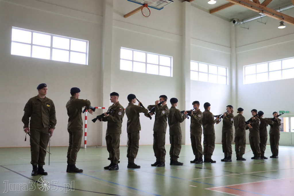 Fotorelacja: Pokaz Musztry Paradnej w wykonaniu uczniów Kwiatkowskiego w Myszkowie