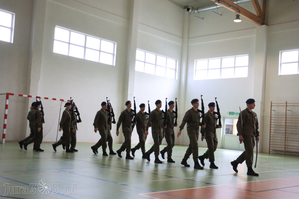 Fotorelacja: Pokaz Musztry Paradnej w wykonaniu uczniów Kwiatkowskiego w Myszkowie