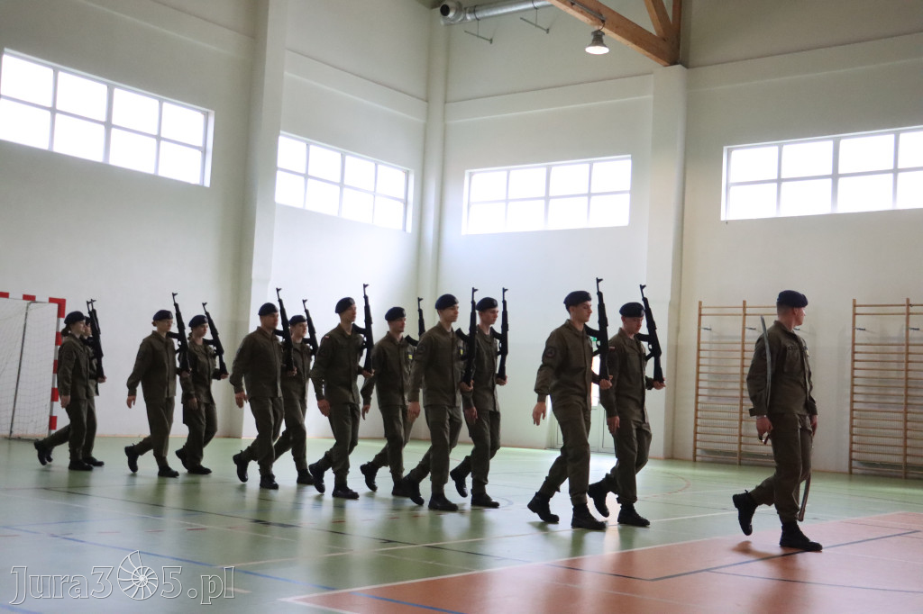 Fotorelacja: Pokaz Musztry Paradnej w wykonaniu uczniów Kwiatkowskiego w Myszkowie