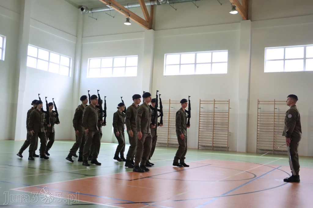 Fotorelacja: Pokaz Musztry Paradnej w wykonaniu uczniów Kwiatkowskiego w Myszkowie