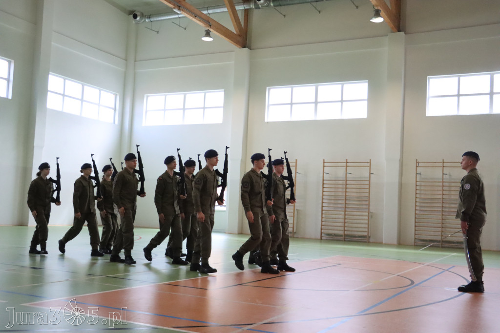Fotorelacja: Pokaz Musztry Paradnej w wykonaniu uczniów Kwiatkowskiego w Myszkowie