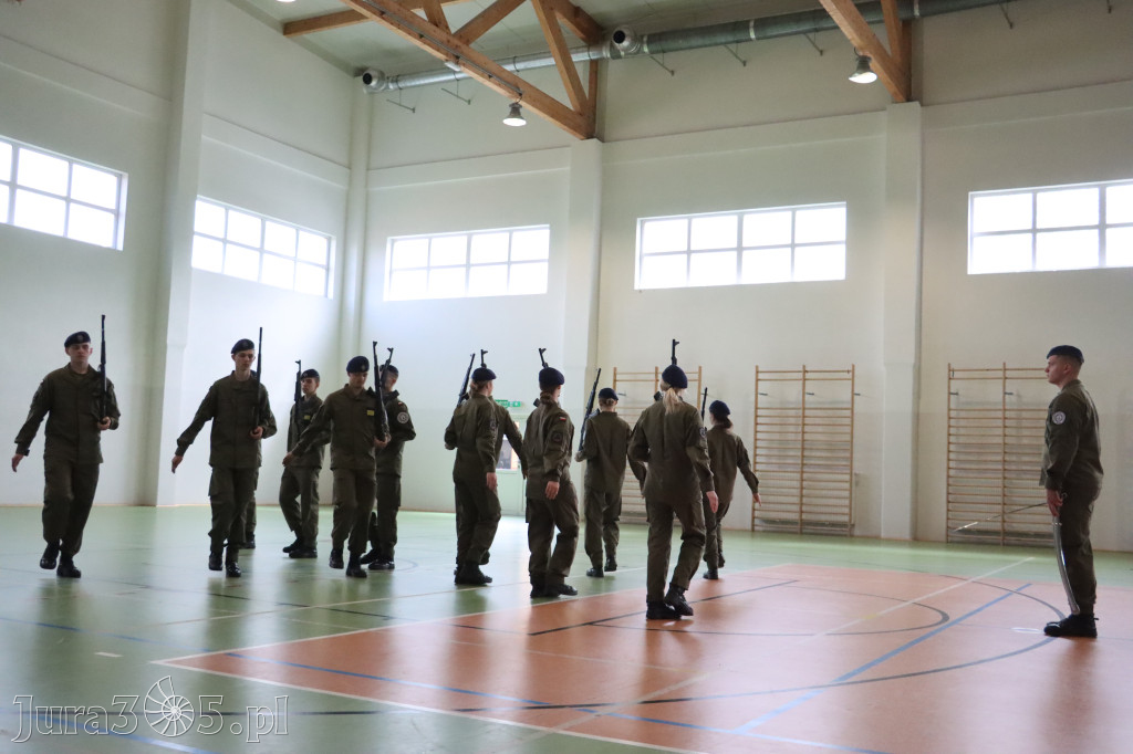 Fotorelacja: Pokaz Musztry Paradnej w wykonaniu uczniów Kwiatkowskiego w Myszkowie