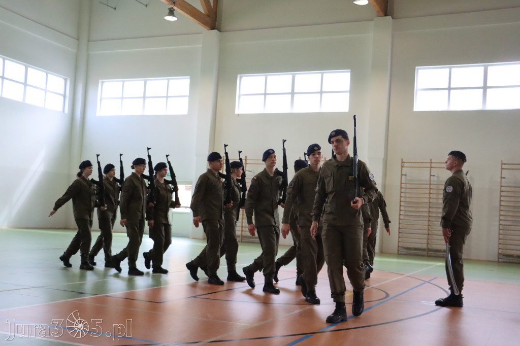 Fotorelacja: Pokaz Musztry Paradnej w wykonaniu uczniów Kwiatkowskiego w Myszkowie