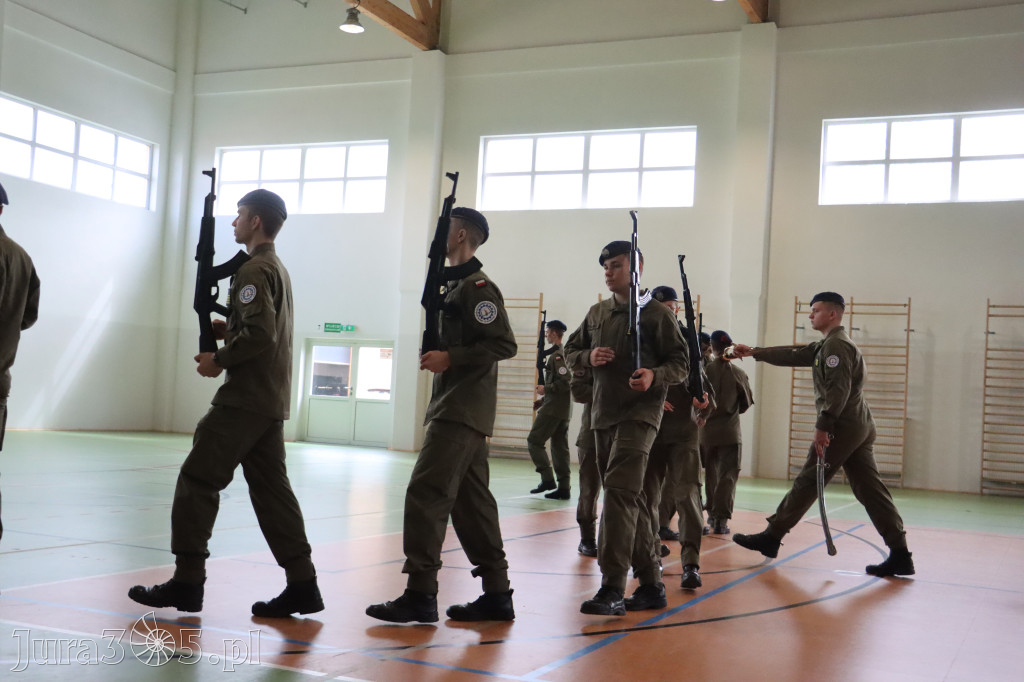 Fotorelacja: Pokaz Musztry Paradnej w wykonaniu uczniów Kwiatkowskiego w Myszkowie