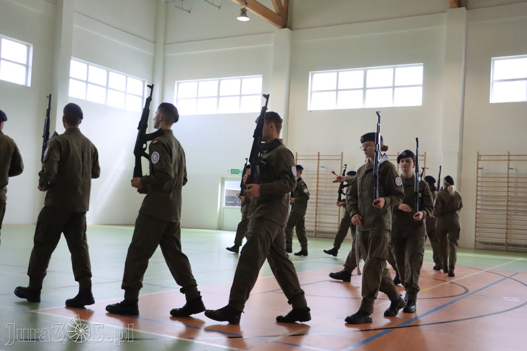 Fotorelacja: Pokaz Musztry Paradnej w wykonaniu uczniów Kwiatkowskiego w Myszkowie