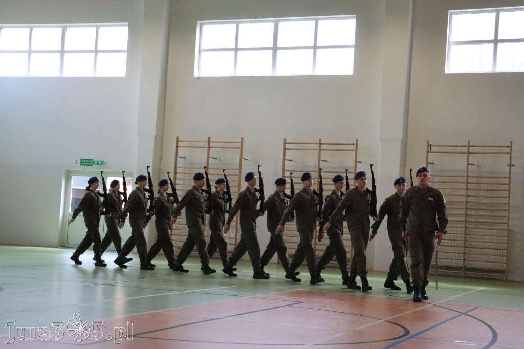 Fotorelacja: Pokaz Musztry Paradnej w wykonaniu uczniów Kwiatkowskiego w Myszkowie