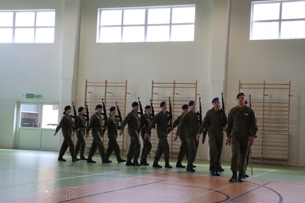 Fotorelacja: Pokaz Musztry Paradnej w wykonaniu uczniów Kwiatkowskiego w Myszkowie
