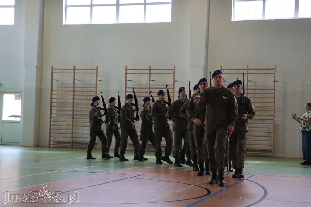 Fotorelacja: Pokaz Musztry Paradnej w wykonaniu uczniów Kwiatkowskiego w Myszkowie