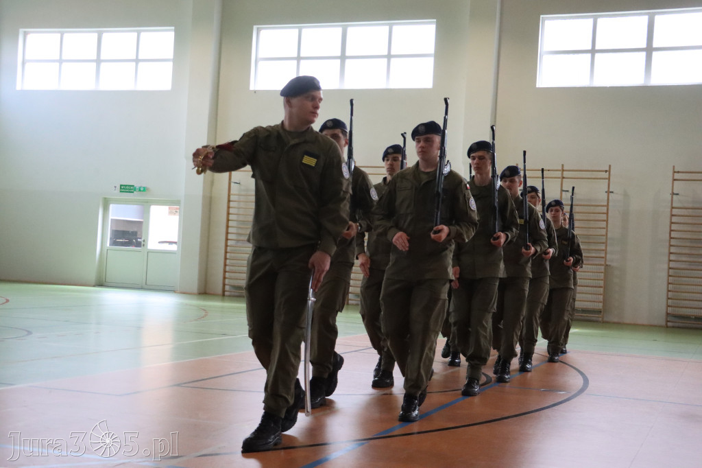 Fotorelacja: Pokaz Musztry Paradnej w wykonaniu uczniów Kwiatkowskiego w Myszkowie
