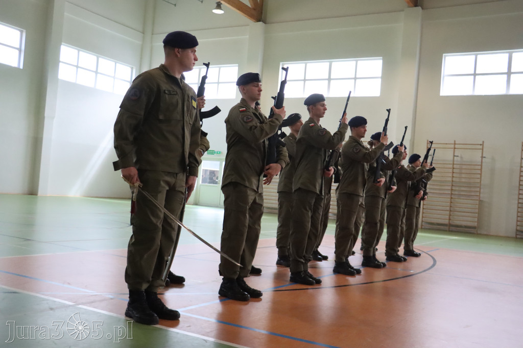 Fotorelacja: Pokaz Musztry Paradnej w wykonaniu uczniów Kwiatkowskiego w Myszkowie