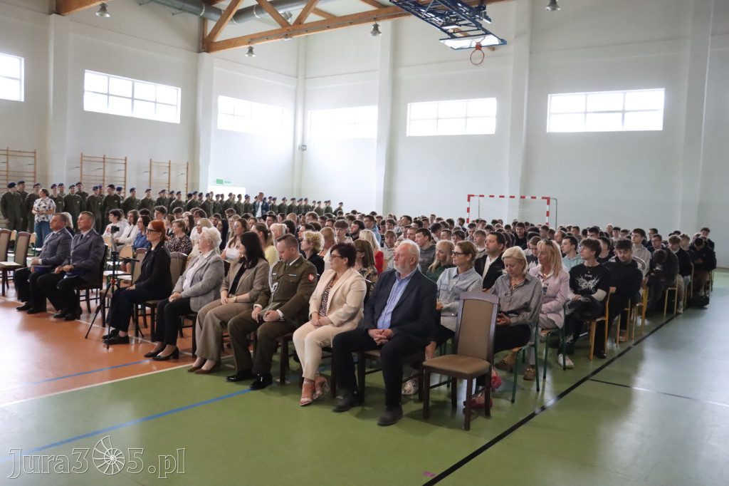 Fotorelacja: Pokaz Musztry Paradnej w wykonaniu uczniów Kwiatkowskiego w Myszkowie