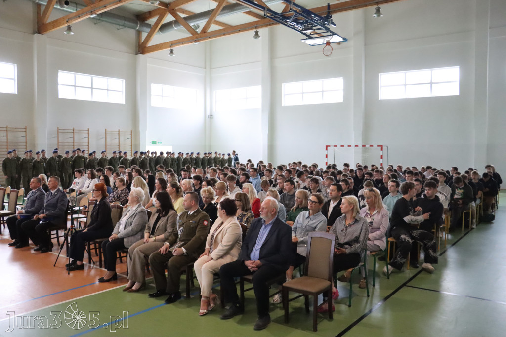 Fotorelacja: Pokaz Musztry Paradnej w wykonaniu uczniów Kwiatkowskiego w Myszkowie