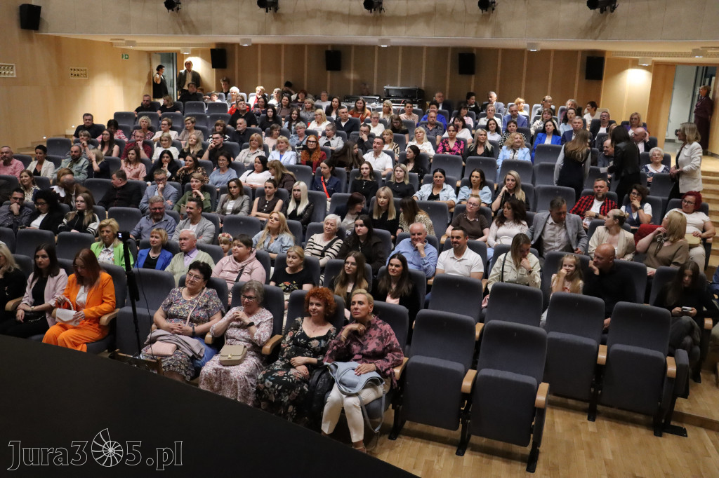 Fotorelacja I: Premiera charytatywnego przedstawienia „Proszę zachować powagę” w Myszkowie