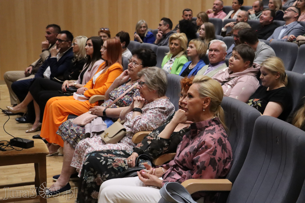 Fotorelacja I: Premiera charytatywnego przedstawienia „Proszę zachować powagę” w Myszkowie