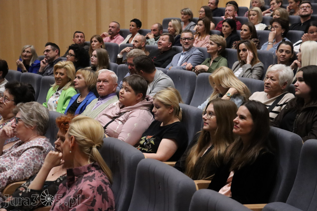 Fotorelacja I: Premiera charytatywnego przedstawienia „Proszę zachować powagę” w Myszkowie