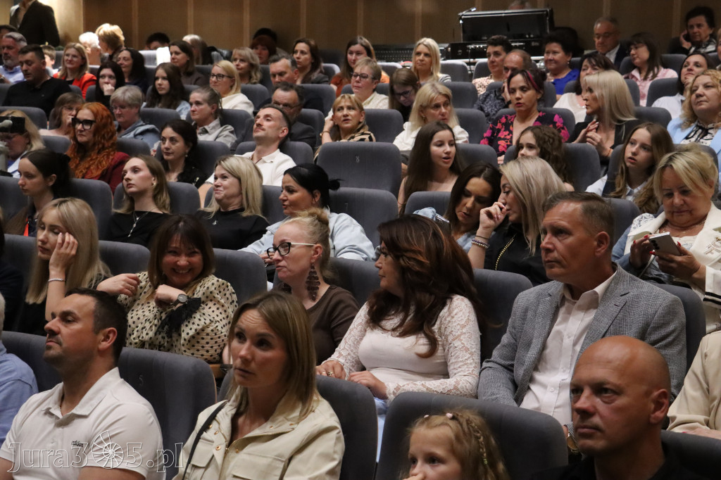 Fotorelacja I: Premiera charytatywnego przedstawienia „Proszę zachować powagę” w Myszkowie