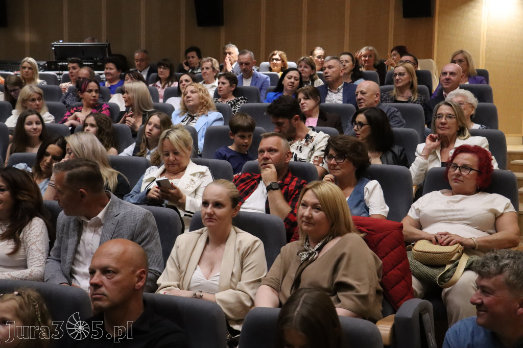 Fotorelacja I: Premiera charytatywnego przedstawienia „Proszę zachować powagę” w Myszkowie