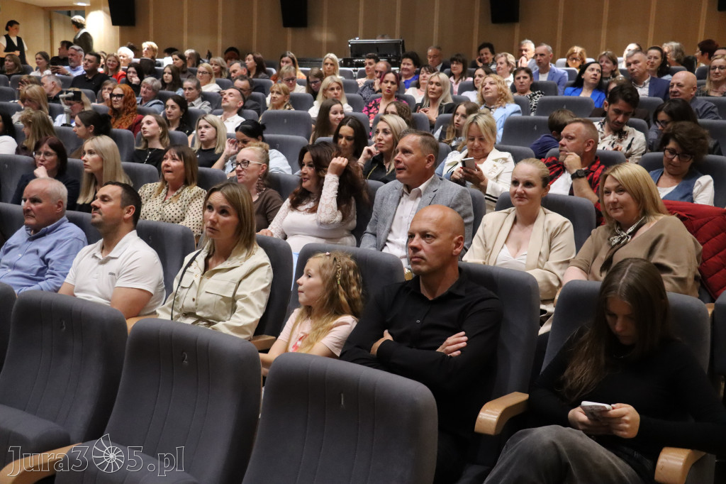 Fotorelacja I: Premiera charytatywnego przedstawienia „Proszę zachować powagę” w Myszkowie