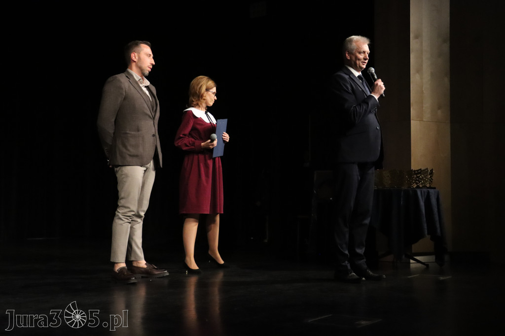 Fotorelacja I: Premiera charytatywnego przedstawienia „Proszę zachować powagę” w Myszkowie
