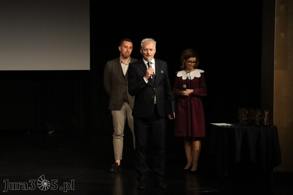 Fotorelacja I: Premiera charytatywnego przedstawienia „Proszę zachować powagę” w Myszkowie