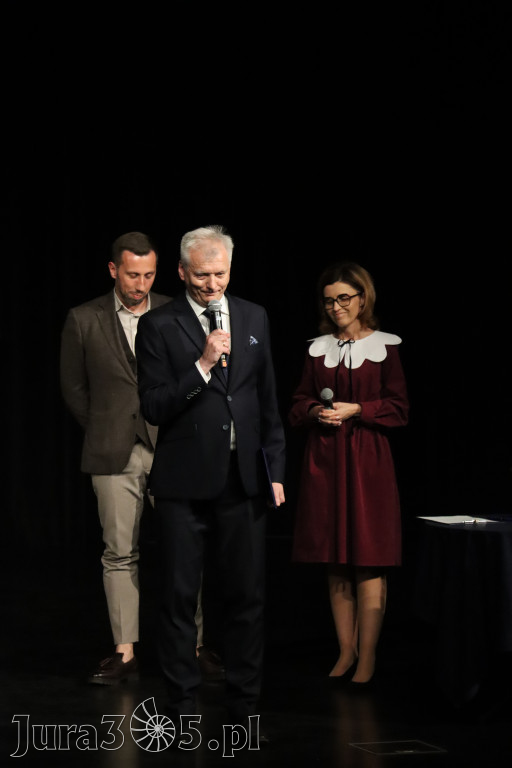 Fotorelacja I: Premiera charytatywnego przedstawienia „Proszę zachować powagę” w Myszkowie