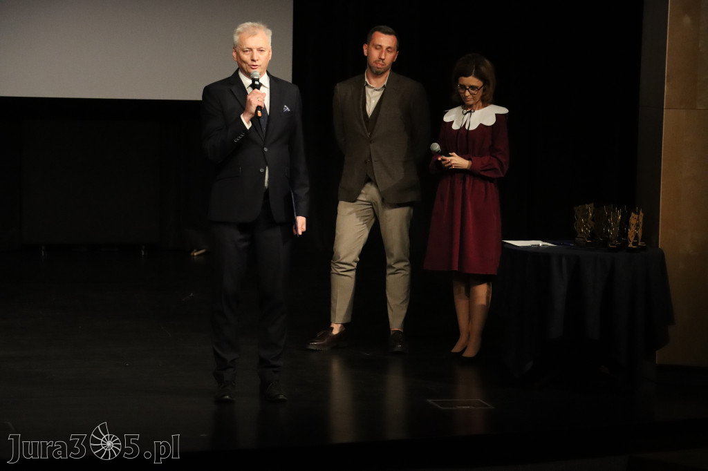 Fotorelacja I: Premiera charytatywnego przedstawienia „Proszę zachować powagę” w Myszkowie