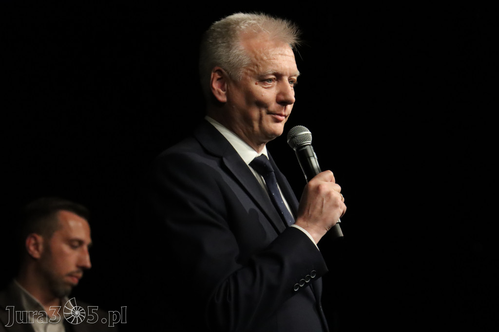 Fotorelacja I: Premiera charytatywnego przedstawienia „Proszę zachować powagę” w Myszkowie