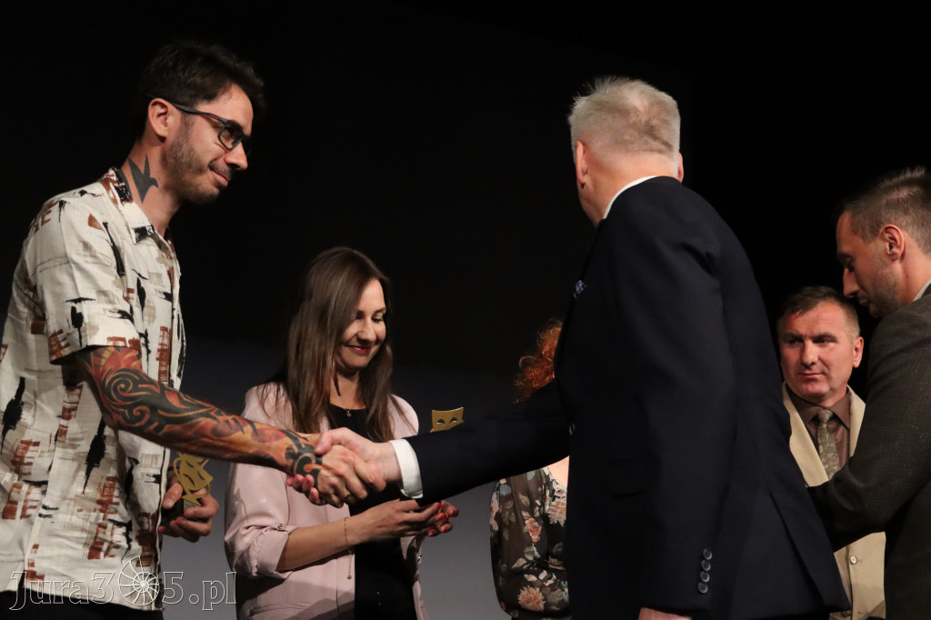 Fotorelacja I: Premiera charytatywnego przedstawienia „Proszę zachować powagę” w Myszkowie