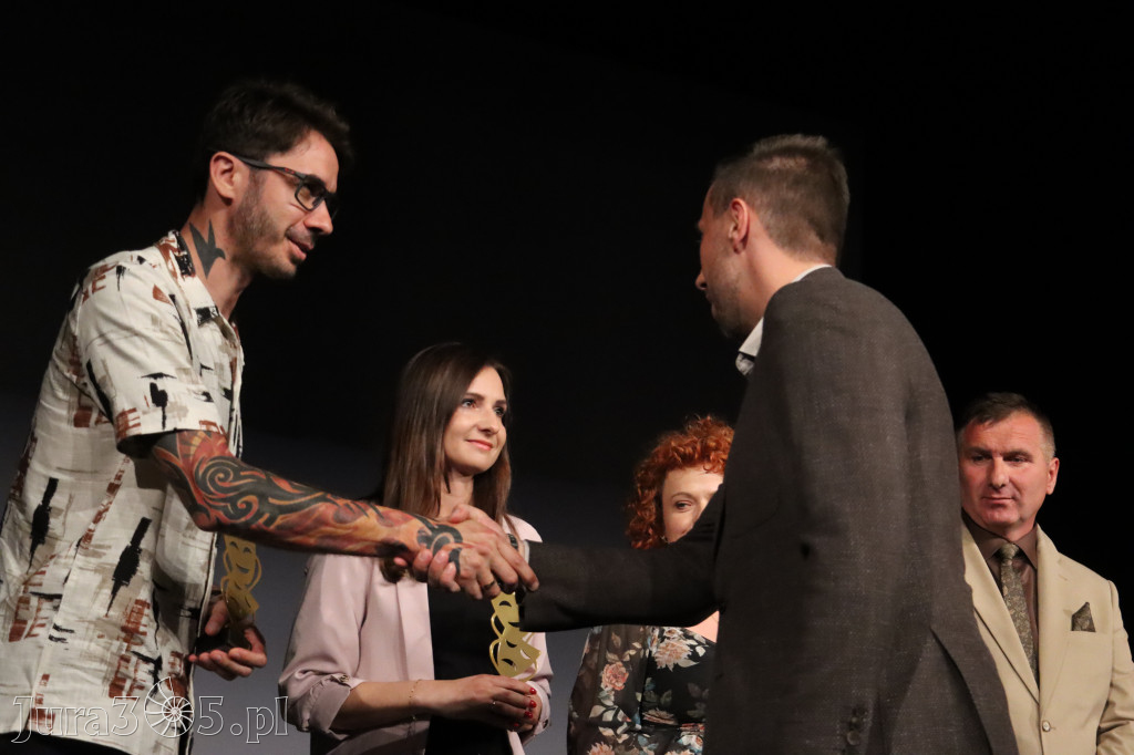 Fotorelacja I: Premiera charytatywnego przedstawienia „Proszę zachować powagę” w Myszkowie