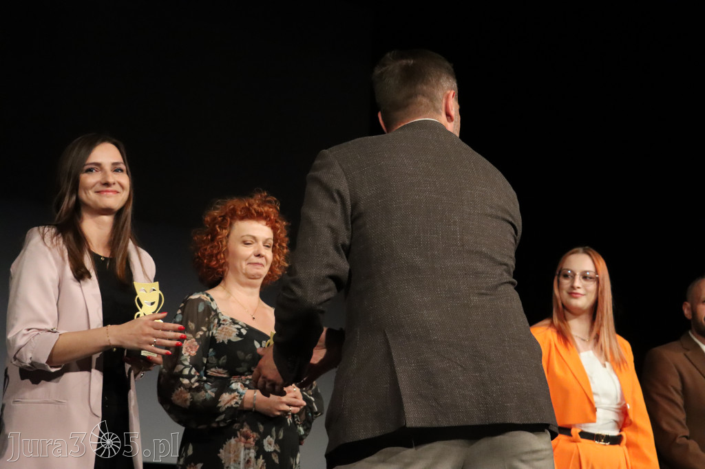 Fotorelacja I: Premiera charytatywnego przedstawienia „Proszę zachować powagę” w Myszkowie